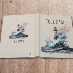 Puede incluir: Una ilustraci&oacute;n de acuarela de un faro de pie en el oc&eacute;ano con olas rompiendo a su alrededor. El faro es blanco con una franja negra y un techo negro. Las olas son azules y verdes. El texto "YOUR NAME" est&aacute; escrito debajo del faro.
