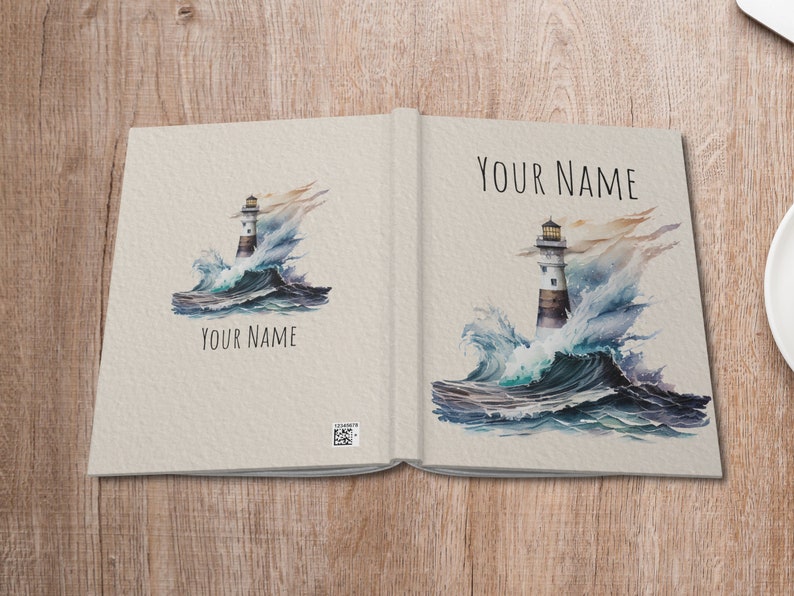 Puede incluir: Una ilustraci&oacute;n de acuarela de un faro de pie en el oc&eacute;ano con olas rompiendo a su alrededor. El faro es blanco con una franja negra y un techo negro. Las olas son azules y verdes. El texto "YOUR NAME" est&aacute; escrito debajo del faro.