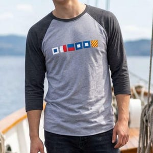 Personalisiertes Raglan-Shirt für nautische Flaggen, benutzerdefiniertes 3/4-Ärmel-T-Shirt, nautisches Signalflaggen-Shirt, Segelgeschenk, Name in Flaggen