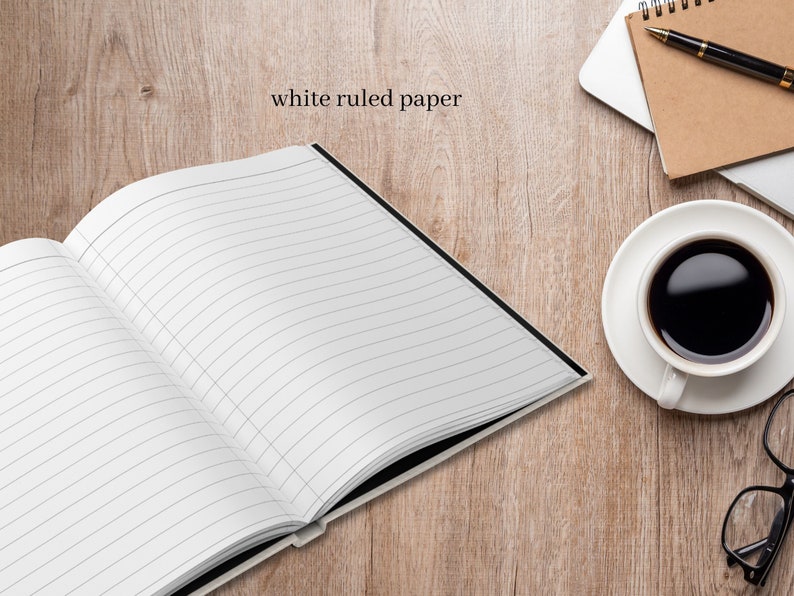 Puede incluir: Un cuaderno blanco con l&iacute;neas y encuadernaci&oacute;n negra abierto sobre una superficie de madera. El cuaderno est&aacute; en blanco y listo para escribir.