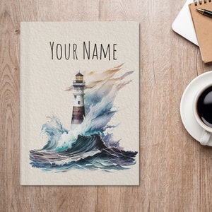 Puede incluir: Una pintura de acuarela de un faro que se alza alto contra un mar tormentoso. El faro es blanco con una torre de rayas blancas y negras. Las olas rompen contra el faro, creando una escena dram&aacute;tica. La pintura se titula "Your Name".