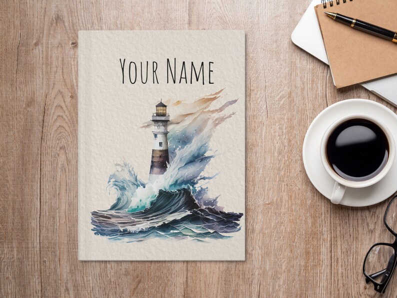 Puede incluir: Una pintura de acuarela de un faro que se alza alto contra un mar tormentoso. El faro es blanco con una torre de rayas blancas y negras. Las olas rompen contra el faro, creando una escena dram&aacute;tica. La pintura se titula "Your Name".