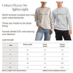 Może przedstawiać: Zdjęcie lekkiej bluzy z polaru unisex. Obraz zawiera tabelę rozmiar&oacute;w z wymiarami długości ciała, szerokości klatki piersiowej i długości rękawa. Tekst m&oacute;wi, że bluza to 50/50 Airlume bawełna/poliester.