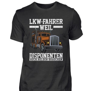 Puede incluir: Una camiseta gris oscuro con un gráfico blanco de un camión de plataforma y el texto "LKW-FAHRER WEIL DISPONENTEN AUCH HELDEN BRAUCHEN".