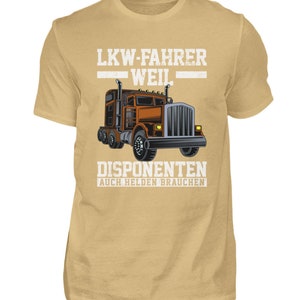 K&ouml;nnte beinhalten: Ein hellbraunes T-Shirt mit einem Grafikdruck eines Sattelzuges und dem Text "LKW-FAHRER WEIL DISPONENTEN AUCH HELDEN BRAUCHEN".