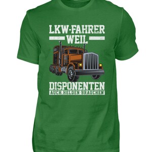 K&ouml;nnte beinhalten: Gr&uuml;nes T-Shirt mit einem Grafikdruck eines Sattelzuges und dem Text "LKW-FAHRER WEIL DISPONENTEN AUCH HELDEN BRAUCHEN".
