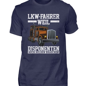 K&ouml;nnte beinhalten: Ein marineblaues T-Shirt mit einer abgenutzten wei&szlig;en Grafik eines Sattelzuges und dem Text "LKW-FAHRER WEIL DISPONENTEN AUCH HELDEN BRAUCHEN".