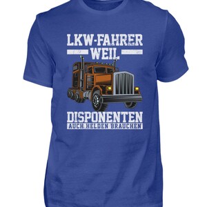 K&ouml;nnte beinhalten: Ein blaues T-Shirt mit einem Grafik eines Sattelzuges und dem Text "LKW-FAHRER WEIL DISPONENTEN AUCH HELDEN BRAUCHEN".