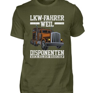 K&ouml;nnte beinhalten: Gr&uuml;nes T-Shirt mit einer wei&szlig;en Grafik eines Sattelzuges und dem Text "LKW-FAHRER WEIL DISPONENTEN AUCH HELDEN BRAUCHEN".