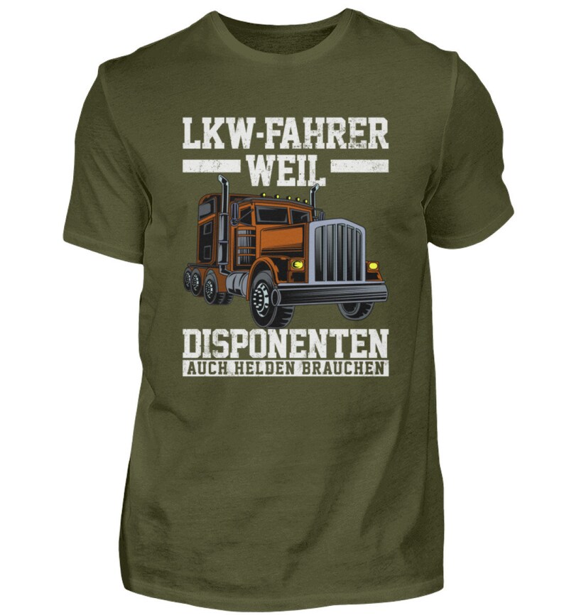 K&ouml;nnte beinhalten: Gr&uuml;nes T-Shirt mit einer wei&szlig;en Grafik eines Sattelzuges und dem Text "LKW-FAHRER WEIL DISPONENTEN AUCH HELDEN BRAUCHEN".