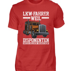 K&ouml;nnte beinhalten: Rotes T-Shirt mit einer wei&szlig;en Grafik eines Sattelzuges und dem Text "LKW-FAHRER WEIL DISPONENTEN AUCH HELDEN BRAUCHEN".