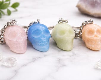 Llavero de calavera de cristal, ónix verde, cuarzo rosa, calcita y opalita.