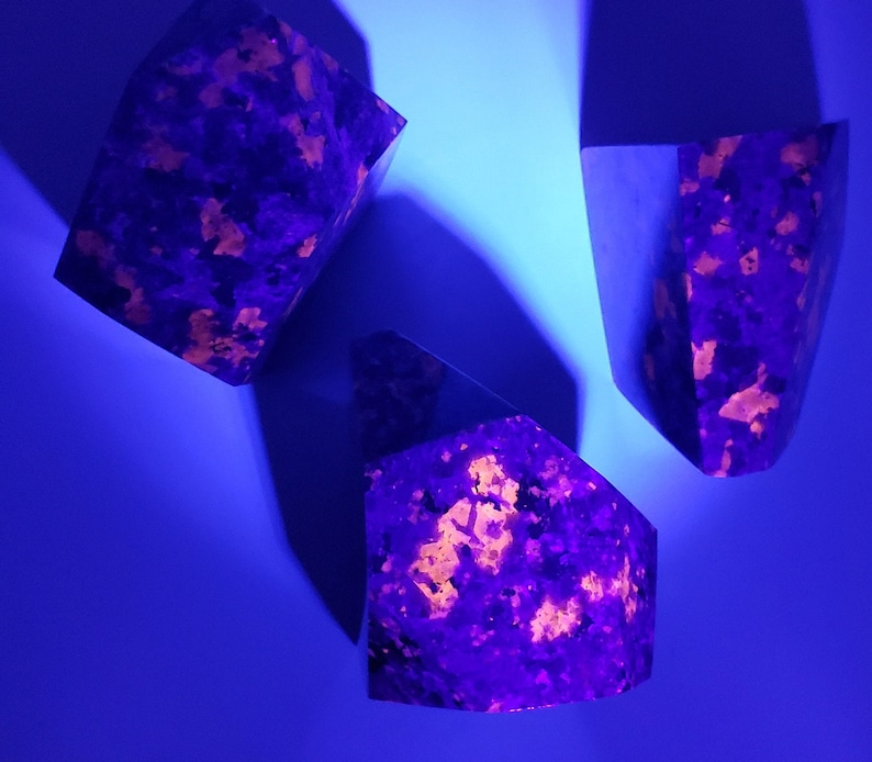 Glowing Crystals Yooperlite Free Form Stones Glow Rock Ember Stone UV ...