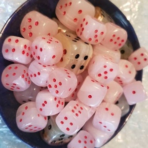 ゴージャスなクリスタルダイス2個セット UV反応性ピンクマンガーノグリーンオニキス瞑想マインドフルネスポーカーダイスコレクターコスプレアクセサリー