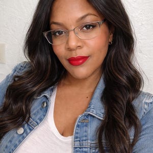 Klassiskt rött matt läppstift för brun hud | Djärva långvariga röda läppar | Scarlet Kiss nyans #8 bild 4