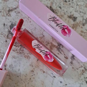 Klassiskt rött matt läppstift för brun hud | Djärva långvariga röda läppar | Scarlet Kiss nyans #8 bild 2