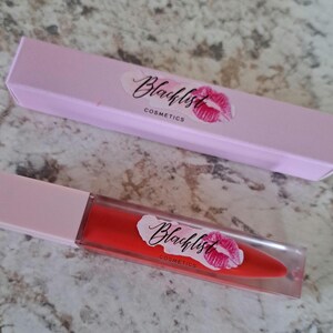 Klassiskt rött matt läppstift för brun hud | Djärva långvariga röda läppar | Scarlet Kiss nyans #8 bild 3