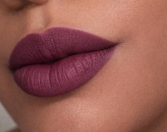 Plommonbärsmatt läppstift för mörk hud | Djärv lila läppfärg med lång hållbarhet | Lila bärnyans #12
