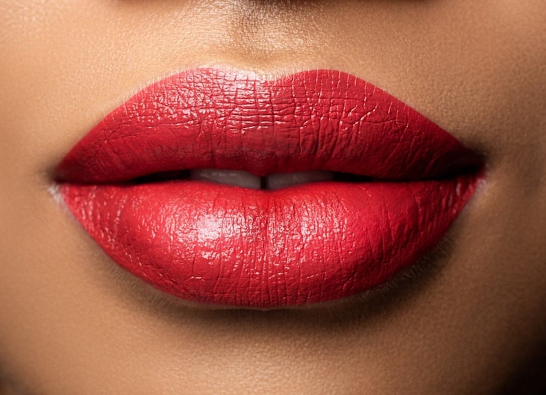 Klassiskt rött matt läppstift för brun hud | Djärva långvariga röda läppar | Scarlet Kiss nyans #8 bild 1