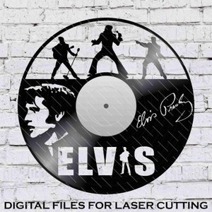 Può includere: Silhouette in bianco e nero di Elvis Presley su un disco in vinile. Il disco ha un'etichetta bianca con un foro al centro. La silhouette mostra Elvis in tre pose, cantando, suonando la chitarra e ballando. Il testo "ELVIS" è scritto in grandi lettere sotto la silhouette. La firma "Elvis Presley" è scritta nell'angolo in alto a destra del disco.
