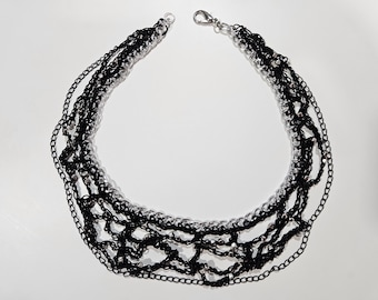 Collar llamativo de ganchillo negro hecho a mano