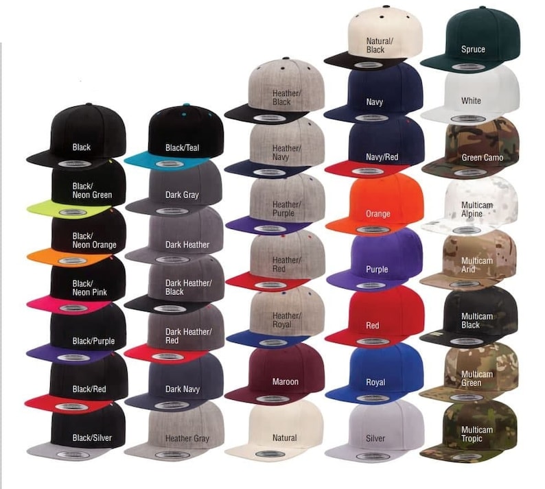 Puede incluir: Una colecci&oacute;n de gorras de b&eacute;isbol de ala plana en varios colores, incluyendo negro, azul marino, rojo y camuflaje verde. Cada gorra presenta una visera en contraste y un dise&ntilde;o estructurado, con nombres de colores impresos.