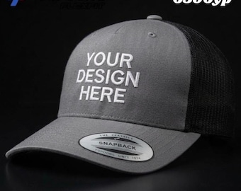 Gorra estilo camionero retro Yupoong con bordado personalizado: cinco paneles y cierre ajustable.