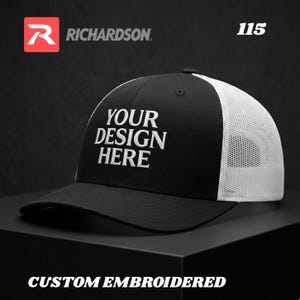 Könnte beinhalten: Schwarz-weiße Trucker-Cap mit dem Text "YOUR DESIGN HERE" auf der Vorderseite gestickt. Die Cap hat einen Mesh-Rücken und einen gebogenen Schirm. Das Richardson-Logo ist oben links sichtbar. Der Text "CUSTOM EMBROIDERED" befindet sich unten.