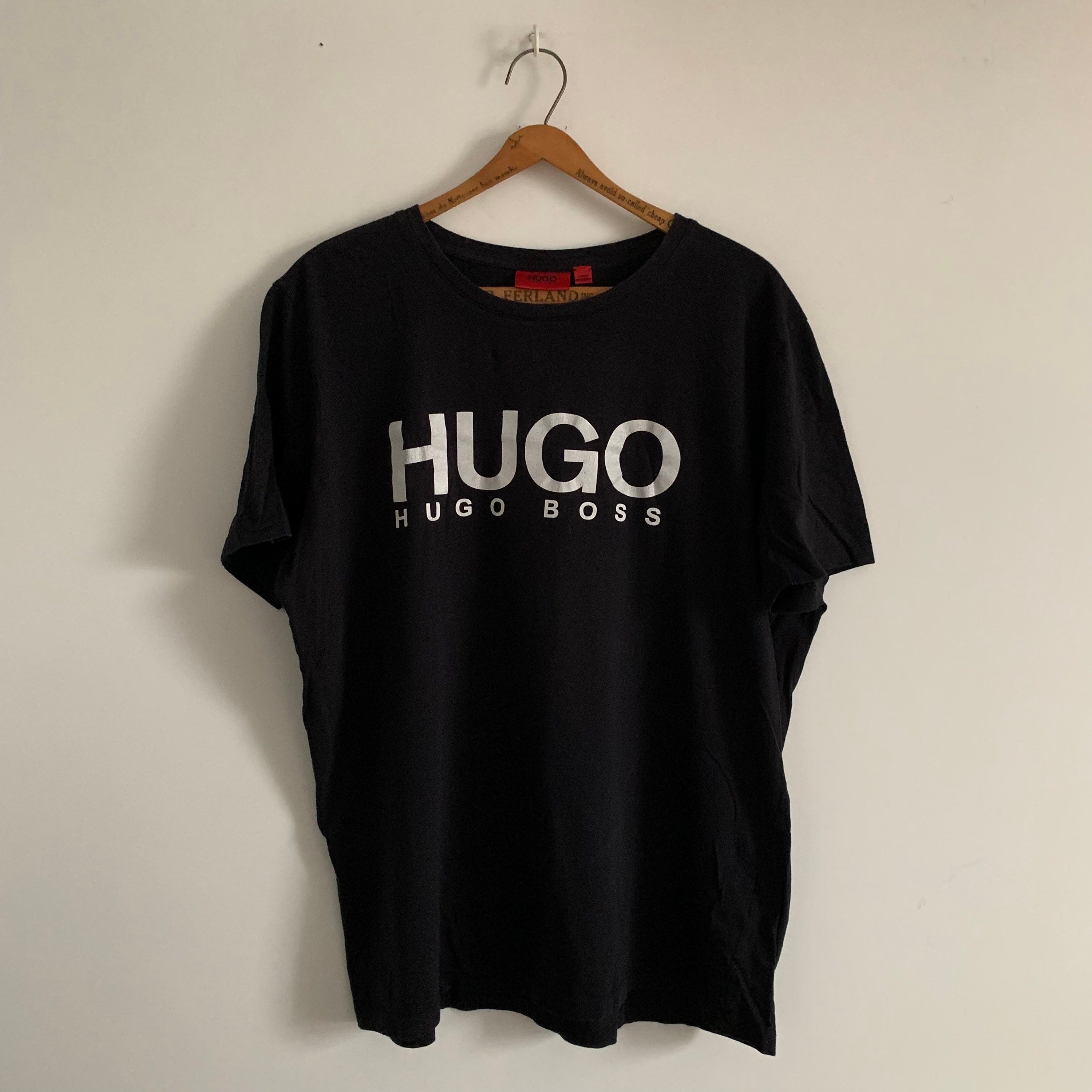 pouch karton Forbavselse Hugo Boss T-shirt Large Thrifted Size - Etsy