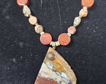 Naszyjnik z czerwonych jaspisów i czerwonych koralików w panterkę z pasującymi kolczykami