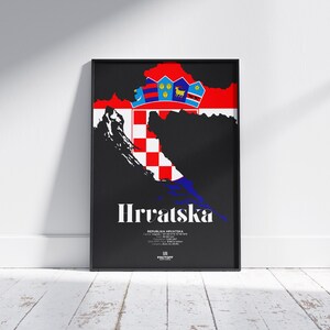 Può includere: Poster con cornice nera con la parola "Hrvatska" in bianco, raffigurante una mappa della Croazia. Il design incorpora i colori della bandiera croata e una silhouette di una catena montuosa. Il poster è appoggiato a un muro bianco.