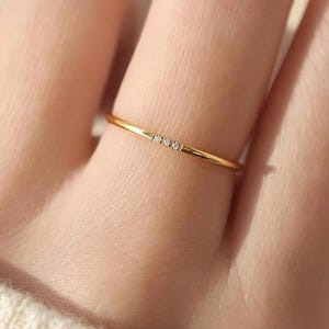 Dunne gouden ring met drie kleine kubische zirkonia's, minimalistische stapelring, eenvoudige edelsteenring, delicate diamant, waterdicht