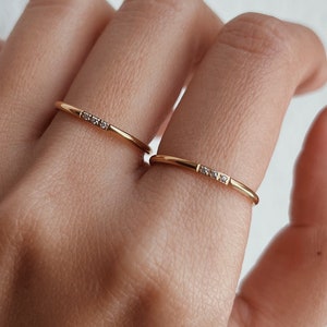 Dünner Gold Ring mit drei kleinen Zirkonen, minimalistischer Schichtung Stapelring, einfacher Edelstein Ring, zierlicher Diamant Wasserdicht Bild 1