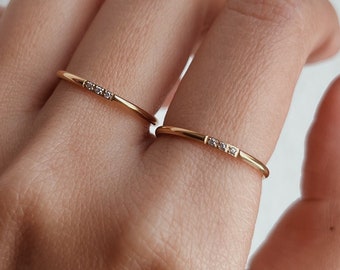 Dunne gouden ring met drie kleine zirkonen, minimalistische gelaagde stapelring, eenvoudige edelsteenring, sierlijke diamant waterdicht