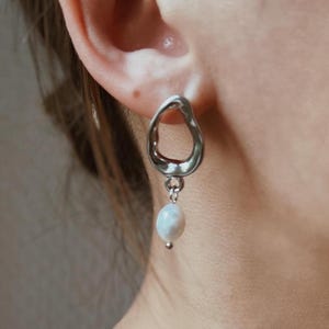 Freshwater pearl drop earrings in silver color, baroque hoop earrings, dangling drops, Valentine&#39;s Day gift 925 silver