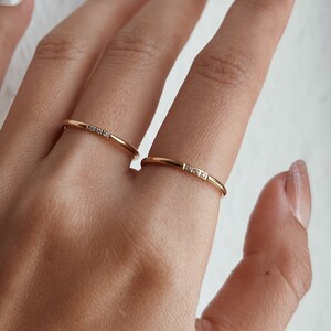 Dünner Gold Ring mit drei kleinen Zirkonen, minimalistischer Schichtung Stapelring, einfacher Edelstein Ring, zierlicher Diamant Wasserdicht Bild 4