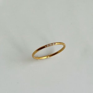 Dünner Gold Ring mit drei kleinen Zirkonen, minimalistischer Schichtung Stapelring, einfacher Edelstein Ring, zierlicher Diamant Wasserdicht Bild 7