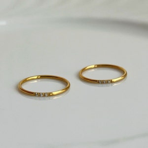 Dünner Gold Ring mit drei kleinen Zirkonen, minimalistischer Schichtung Stapelring, einfacher Edelstein Ring, zierlicher Diamant Wasserdicht Bild 3