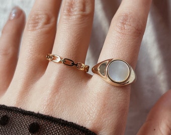 Signet ring round with shell, mother-of-pearl ring gold-plated statement, vintage thick ring, oval chevalier ring