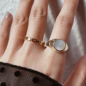 Signet ring round with shell, mother-of-pearl ring gold-plated statement, vintage thick ring, oval chevalier ring