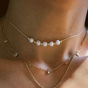 Collana raffinata con pendente in perla d'acqua dolce, delicata collana minimalista con cinque perle, collana di perle sottili, girocollo corto e minimale.