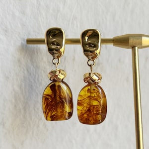 Cognac color resin earrings, every day amber-colored hanging earrings boho, baroque earrings cast resin jewelry eye-catching 925 silver