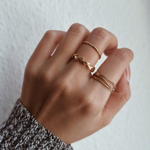 Dünner Gold Ring mit drei kleinen Zirkonen, minimalistischer Schichtung Stapelring, einfacher Edelstein Ring, zierlicher Diamant Wasserdicht Bild 5