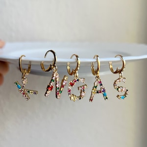 Personalisierte Regenbogen Buchstaben Ohrringe, Kristall feine Zierliche Initial Huggies mit bunten Edelsteinen, Alphabet Monogramm Creolen
