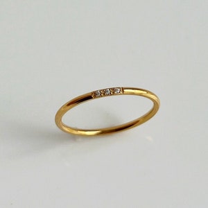 Dünner Gold Ring mit drei kleinen Zirkonen, minimalistischer Schichtung Stapelring, einfacher Edelstein Ring, zierlicher Diamant Wasserdicht Bild 2