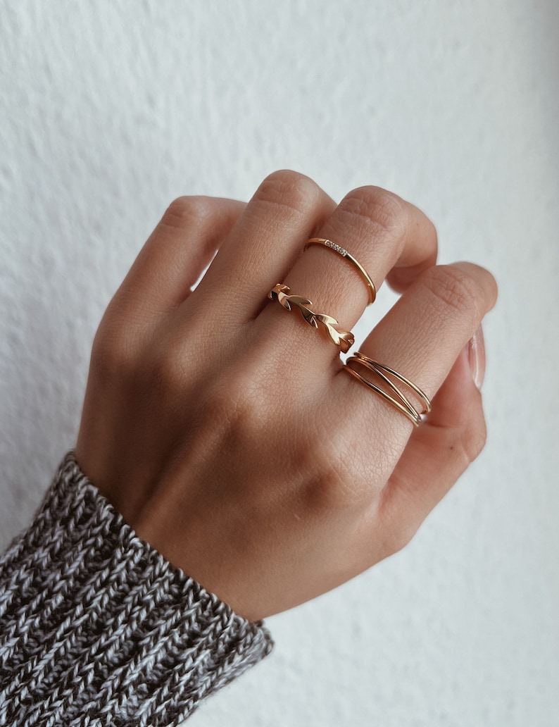 Dünner Gold Ring mit drei kleinen Zirkonen, minimalistischer Schichtung Stapelring, einfacher Edelstein Ring, zierlicher Diamant Wasserdicht Bild 5