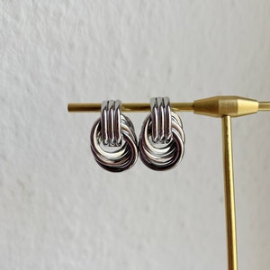 Silber Liebesknoten Ohrringe, Minimalistische Ohrstecker 925er Silber, Anlauffreie Statement Ohrstecker, Dreifache Creolen zdjęcie 4