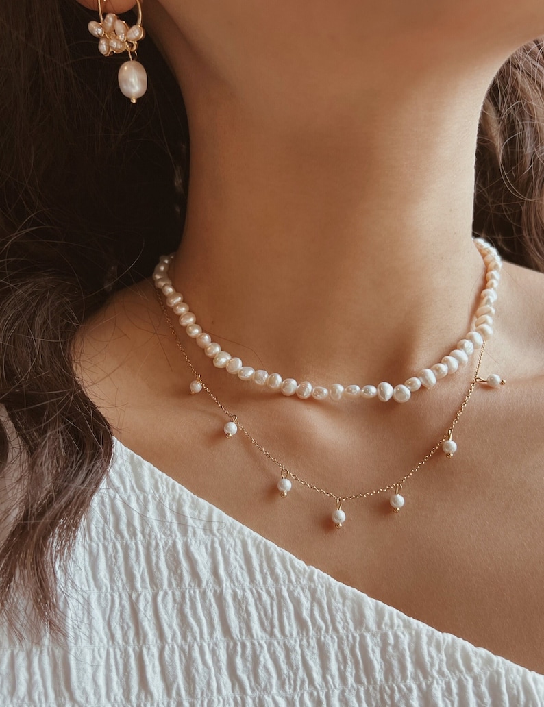 Waterdichte fijne parelketting van roestvrij staal, delicate filigraan choker parelketting, kleine parel korte ketting minimalistisch afbeelding 3