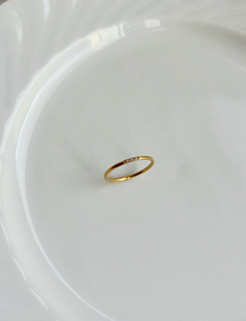 Dünner Gold Ring mit drei kleinen Zirkonen, minimalistischer Schichtung Stapelring, einfacher Edelstein Ring, zierlicher Diamant Wasserdicht Bild 7
