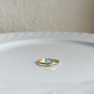 winziger grüner Schmetterling Ring, Zierlicher Diamant dünner Bandring, Minimalistischer Kristall Versprechen Ring, Beste Freundin Geschenk Bild 5